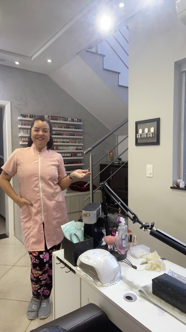 Marla Sakamoto, Nail Designer com 15 anos de experiência profissional.